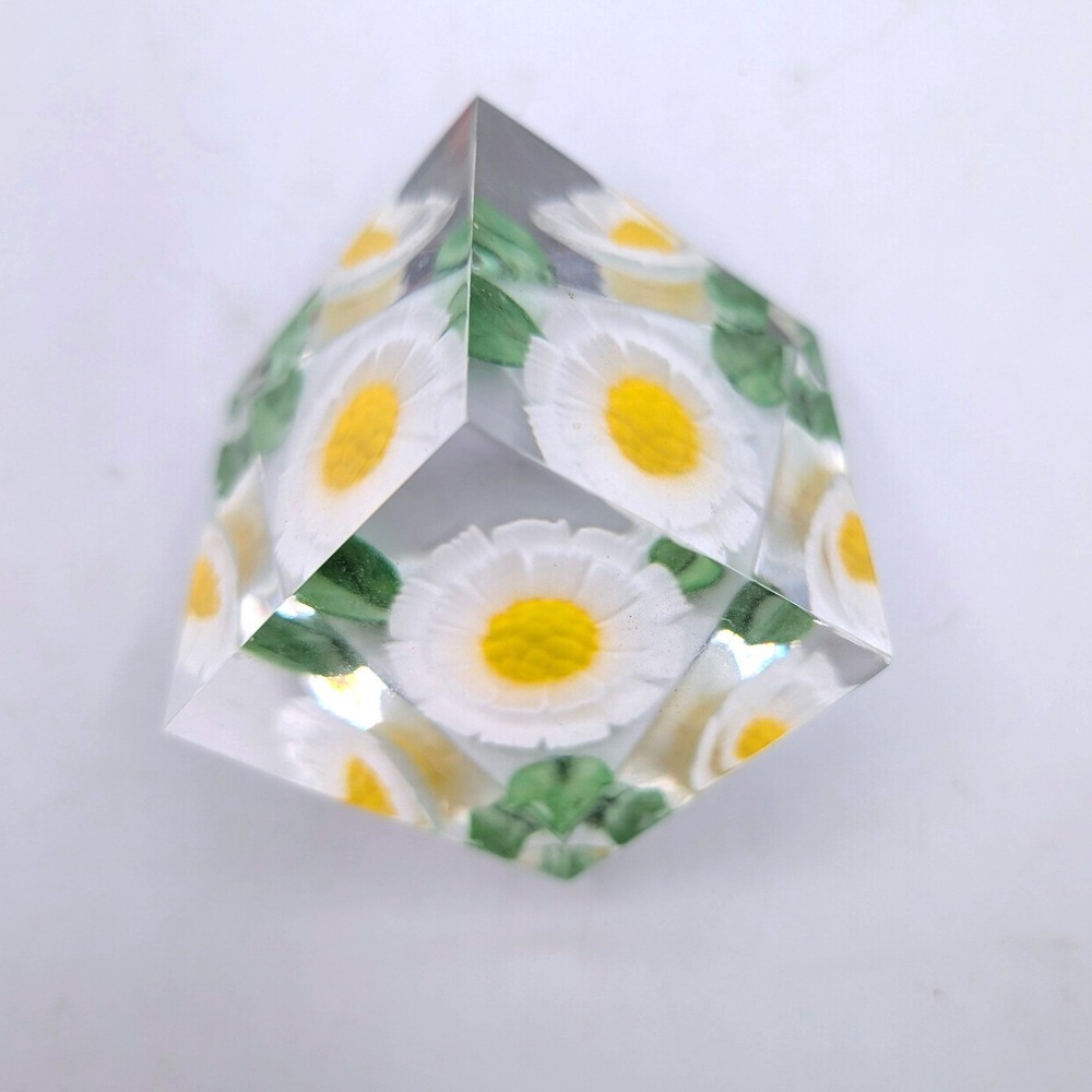 Vtg‎ Russ Berrie Lucite/Acrylic Paperweight White Daisy Flower Prism Cube Decor